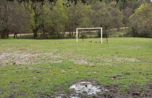 Más partidos, menos fútbol Campo de fútbol de La Fresnedilla. Sierra de Las Villas