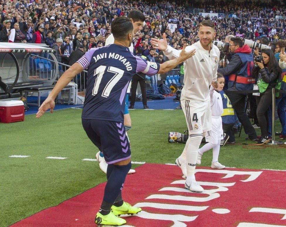 Javi Moyano y Sergio Ramos se saludan