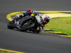 Jesús Torres hace las «australias» sobre una Yamaha R6, en categoría Supersport 600