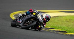 Jesús Torres hace las «australias» sobre una Yamaha R6, en categoría Supersport 600
