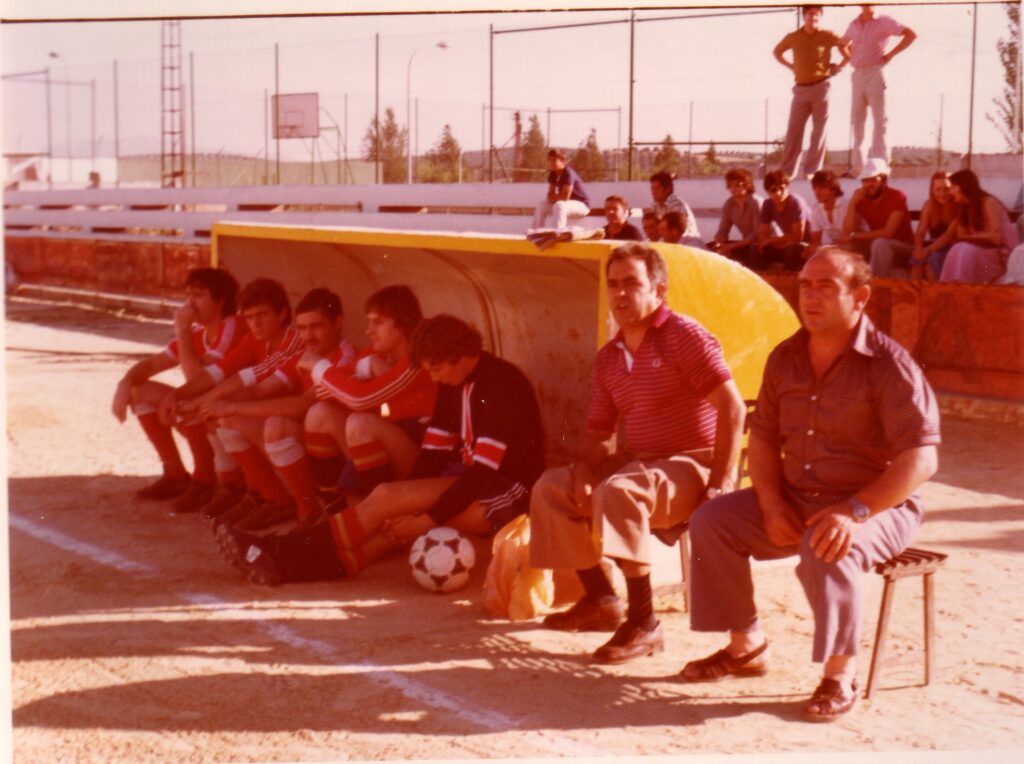 Julio Fernández "Chicote", dirigiendo desde el banquillos del "Recre"