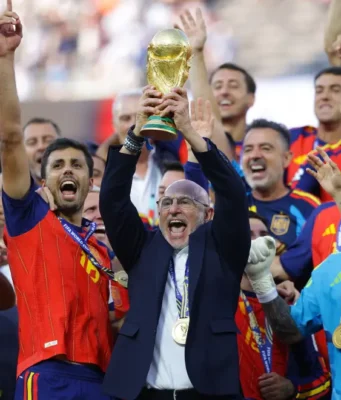 España ganó una final que redime al fútbol.