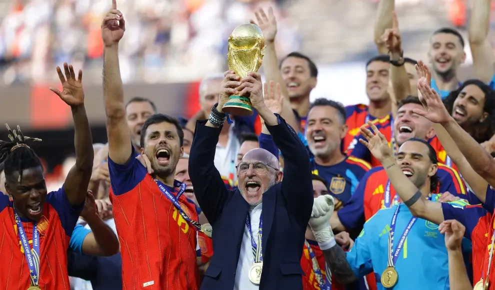 España ganó una final que redime al fútbol.