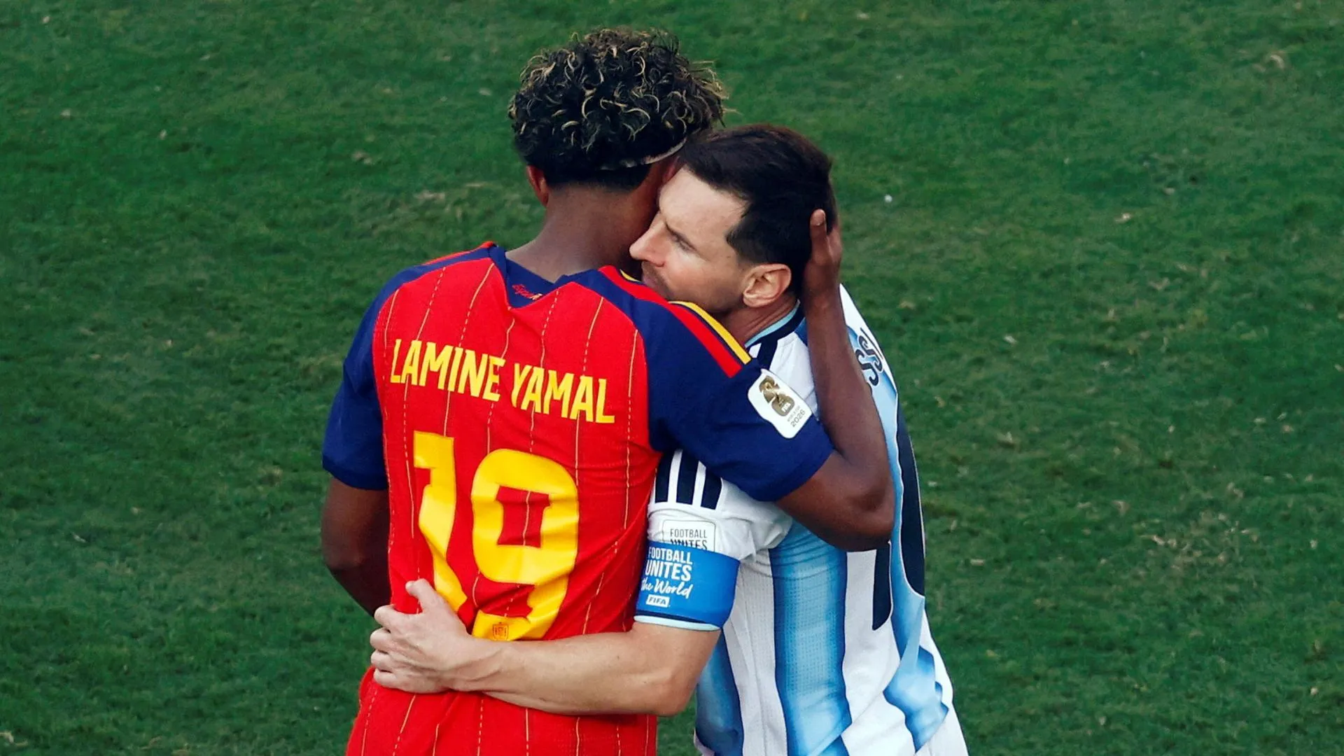el-abrazo-de-lamine-yamal-a-messi-tras-las-derrota-de-argentina-16-9-aspect-ratio-default-0_da39-2